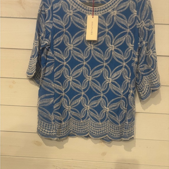 Solitaire NWT Blue and White Geometric Blouse - Picture 7 of 13